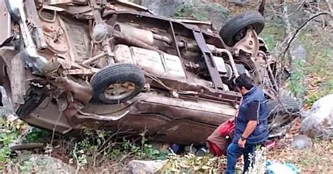 Conductor Cae A Un Profundo Barranco En Carretera A Rioverde