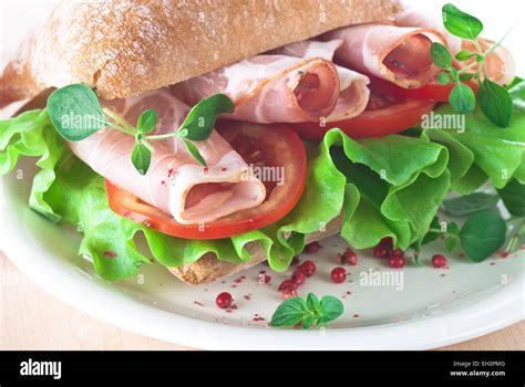 Sándwich de ciabatta con jamón fotografías e imágenes de alta