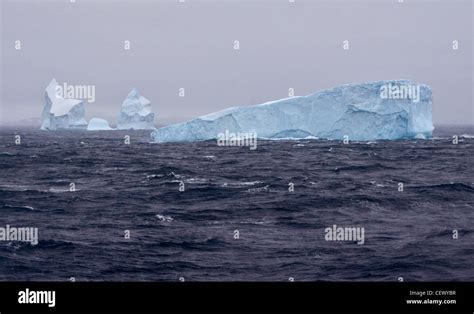 Ocean with icebergs hi-res stock photography and images - Alamy