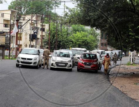 Image Of Police Officials Inspect Vehicles During The Lockdown In Prayagraj Uttar Pradesh On