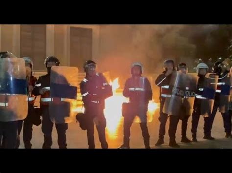 LIVE Bomba me molotov në protestën e opozitës Përplasje të forta me