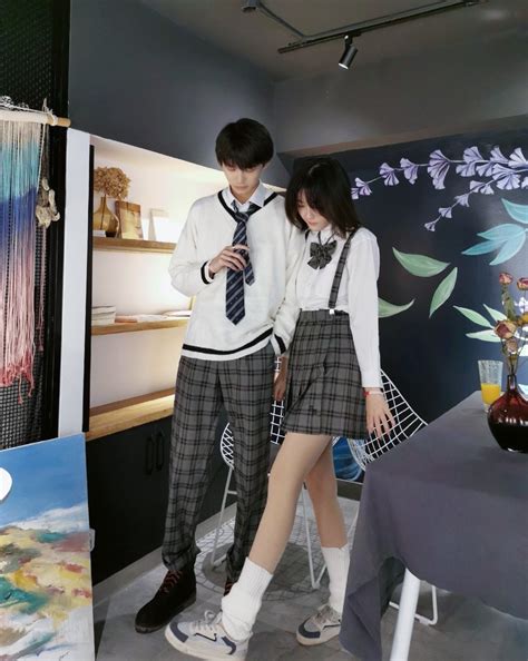 Lộ nhan sắc thật trên sóng livestream hot couple nửa triệu follow bị fan quay lưng đồng loạt