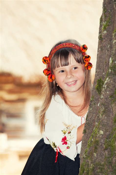 Petite Jeune Mari E Une Fille Dans Une Robe De Mariage Blanche Et