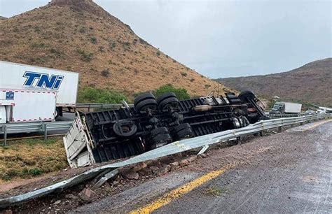 Tr Iler Se Accidenta En La Por Piso Mojado