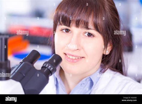 Doctor Mujer Trabajando Un Microscopio Investigadora Mirando A Trav S