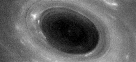 Primeras Imágenes De La Sonda Cassini De La Nasa Al Pasar Entre Saturno Y Sus Anillos