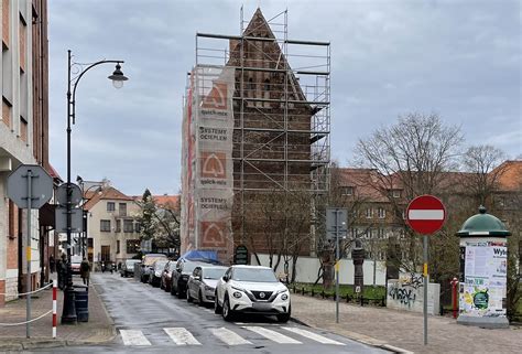 Rusztowania Wok Zabytkowej Baszty Rozpocz Si Kolejny Etap