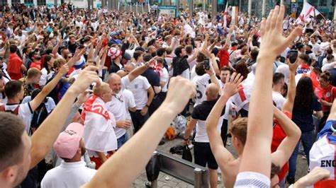 UEFA EURO 2020 final | British football fans gather outside Wembley ...