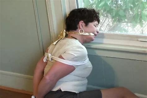 Reife Milf Im Hogtie Auf Dem Boden XHamster