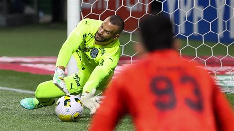 Não pega pênalti Weverton tem média superior à de Marcos em séries