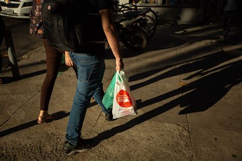 Tribunal do Rio invalida lei que impedia cobrança por sacolas em