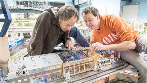 Hamburg Gr Nder Des Miniatur Wunderlandes Linksgr Nversifft Ist F R