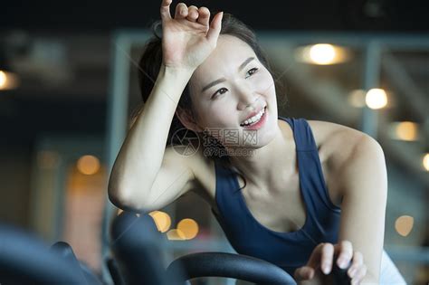 中年男女健身房锻炼身体保持健康高清图片下载 正版图片502338128 摄图网