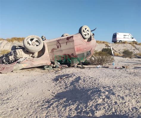 Familia vuelca en la carretera Cuatro Ciénegas San Pedro