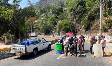 Bloquean Vecinos En La Tolva Para Exigir Agua A Capama El Sur