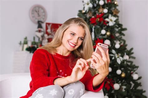 Femme Blonde En Pull Rouge Prenant Selfie Photo Gratuite