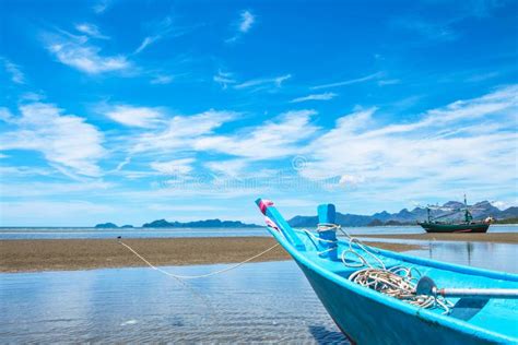 蓝色小船 库存照片 图片 包括有 浮动 火箭筒 海浪 海运 海洋 天空 风暴 航行 云彩 14876414