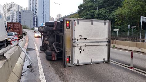 葵涌貨車撞壆翻側 司機一度被困受傷送院 星島日報