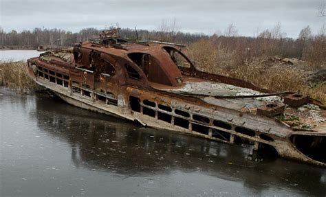 Abandoned Boat in Chernobyl [1024 x 622] : r/AbandonedPorn