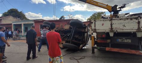 Matanzas Se volcó un camión cargado de leche Univista TV