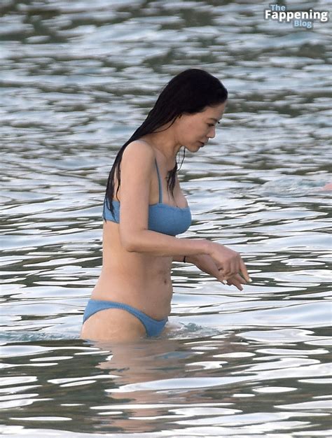 Wendi Deng Murdoch Shows Off Her Sexy Bikini Body As She Hits The Beach