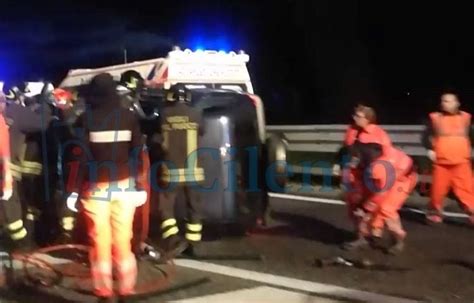 Spaventoso Incidente Sull Autostrada A A Sala Consilina Due Persone