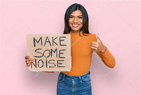 Joven Latina Transexual Transexual Mujer Holding Hacer Algunos Ruido Banner Sonriendo Feliz Y