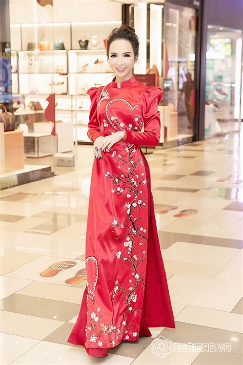 Hot girl chuyển giới Trần Đoàn tỏa sáng thảm đỏ với trang phục được thiết kế riêng