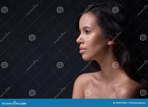 Menina Bonita Em Um Fundo Preto Foto De Stock Imagem De Preto Mulher