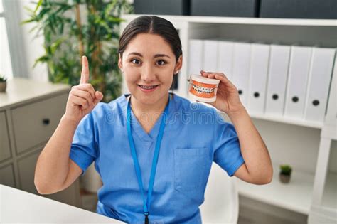 Joven Dentadura Latina Dentadura Con Cordones Sorprendida Con Una Idea O Pregunta Señalando El