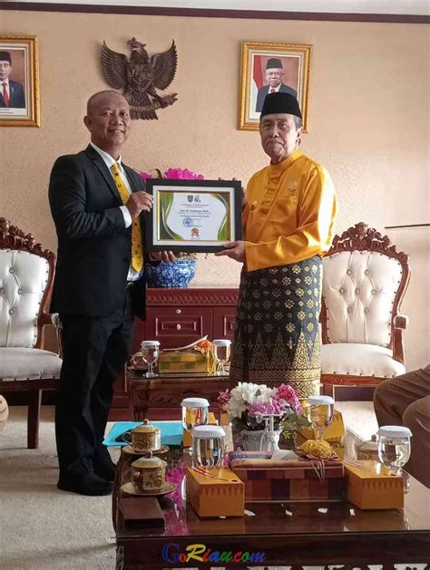 GoRiau Gubernur Riau Syamsuar Terima Lifetime Achievement Dari UIR