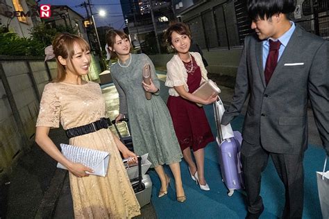 友人の結婚式帰りに終電逃した同級生3人を自宅に泊めたら超ラッキー宅飲みで勝手に盛り上がったアラサー女子達が30歳手前の童貞を筆おろしする