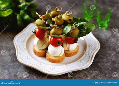 Canapés De Mozzarella Aceitunas Verdes Tomates Cherry Albahaca Sobre