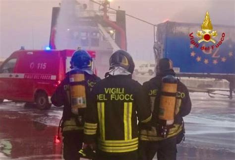 Foto Dell Incendio Del Rimorchiatore Al Porto Di Catania Giornale Di