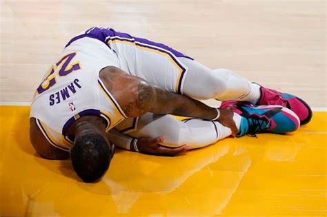 Nba／遭對手撞到右腳！詹皇比賽中痛苦倒地 隨後離場 運動 Nownews今日新聞