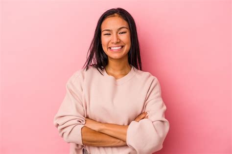 Joven Mujer Latina Aislada De Fondo Rosa Que Se Siente Segura Cruzando Los Brazos Con