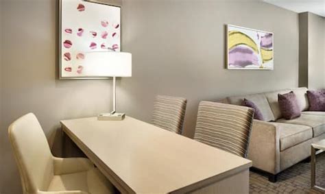 Charlotte Hotel Rooms | Embassy Suites Uptown Charlotte | All-Suite Lodging