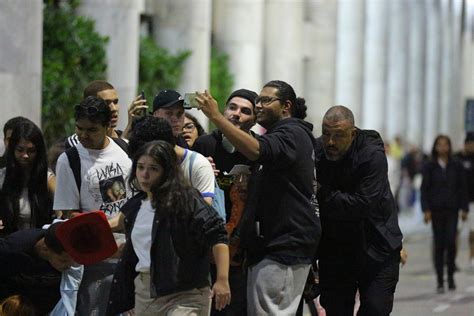 Jão é cercado por fãs ao desembarcar em aeroporto do Rio TV Famosos