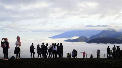 Meski Ditutup Wisatawan Tetap Kunjungi Bukit Tirai Embun