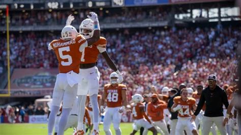 WATCH: Texas Longhorns RB Keilan Robinson Returns Kick For An Electric ...