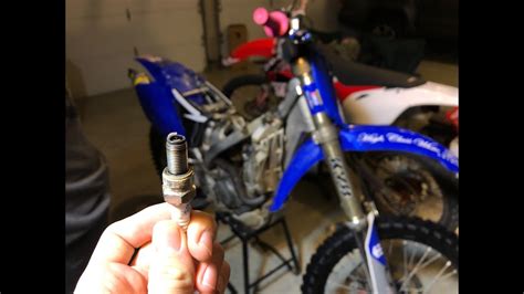 Changing Yz F Spark Plug Youtube