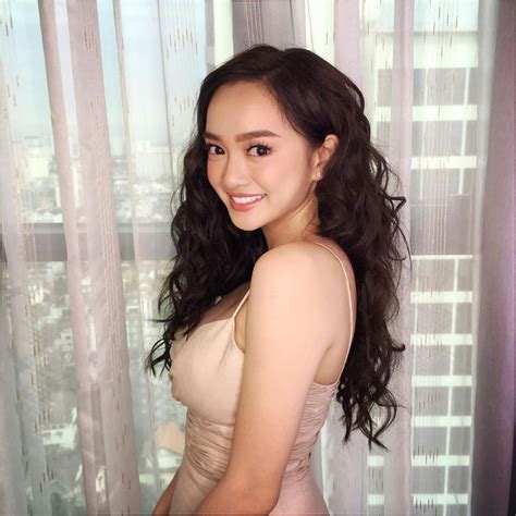 Hot girl X xinh như mộng gây giật mình vì ảnh thời ngố tàu da đen nhẻm khó nhận ra