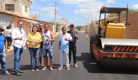 Prefeita Suzana Ramos Acompanha Pavimenta O Asf Ltica De Rua Que