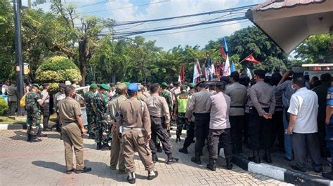 Ratusan Massa Aliansi Buruh Karawang Demo Tolak Kenaikan Bbm Di Kantor