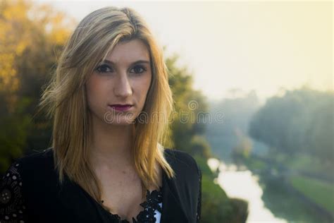 Het Meisje Van De Blonde Met Lang Haar Stock Afbeelding Image Of Gezicht Vrouw