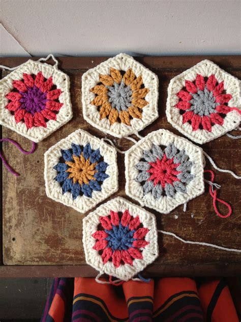 How To Crochet A Hexagon In Ten Minutes Meetmeatmikes Breien En