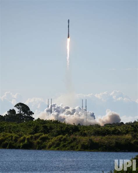 Photo Spacex Launches Starlink Satellites From Cape Canaveral Florida