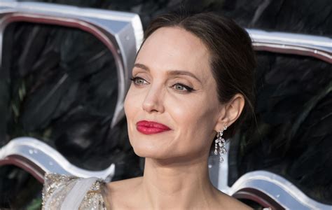 Angelina Jolie breaks record as fastest Instagram user to one million ...