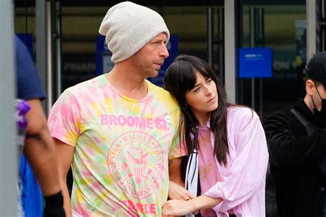 Chris Martin y Dakota Johnson solicitan orden de restricción contra