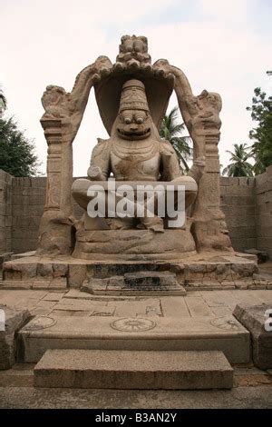 Carving Sculpture Of Lord Vishnu And Lakshmi With Blessing Hand